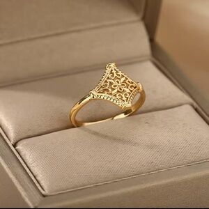 Vintage 18K Gold Hollow Flower Ring Jewelry